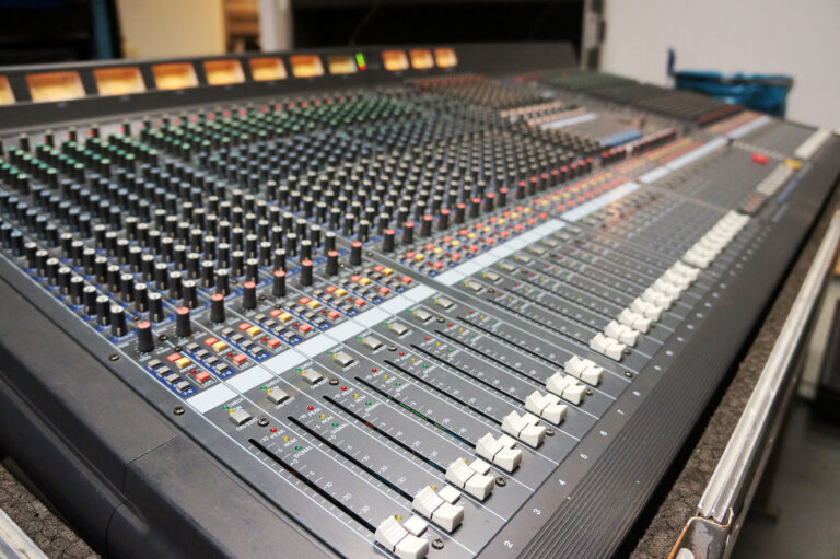 Yamaha M2500 mixing console for sale